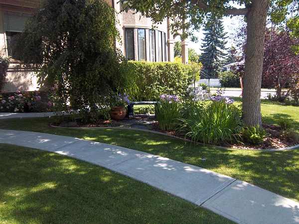 Mow over edging provides a nice clean border around this front yard garden.