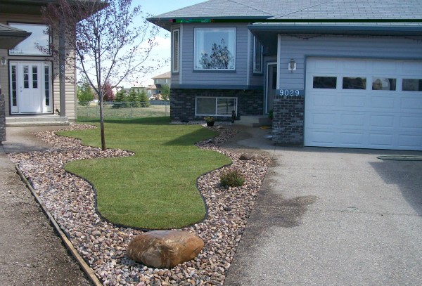 Dividing small spaces can sometimes make for a very awkward looking front yard. Sometimes neighbours can get together for a unique design that flows