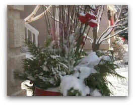 Arrangements like this using flowerpots, are a great traditional way to decorate your frontyard.