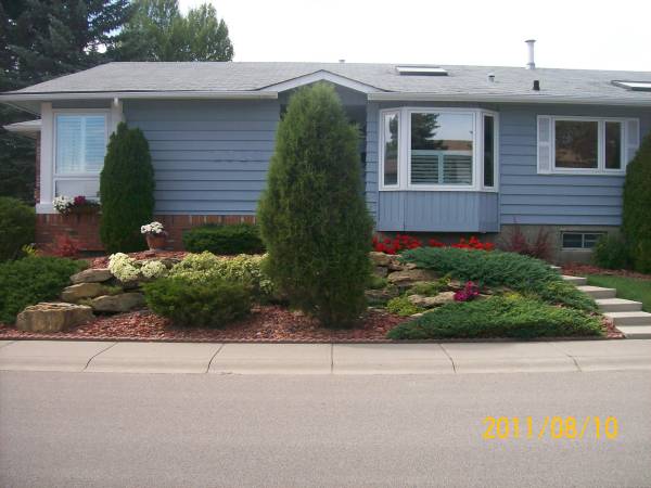 Side yard entrances are common on corner lot houses. 