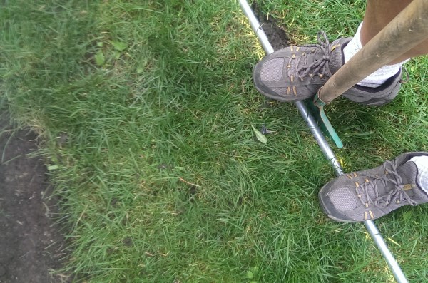 How to dig a straight garden edge using a board or pipe.
