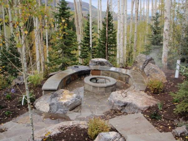 The large boulders create a more natural, rugged look for this mountainside firepit.