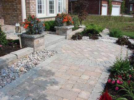 Formal front walkway with a nice circle pattern where the turn into the house is made.