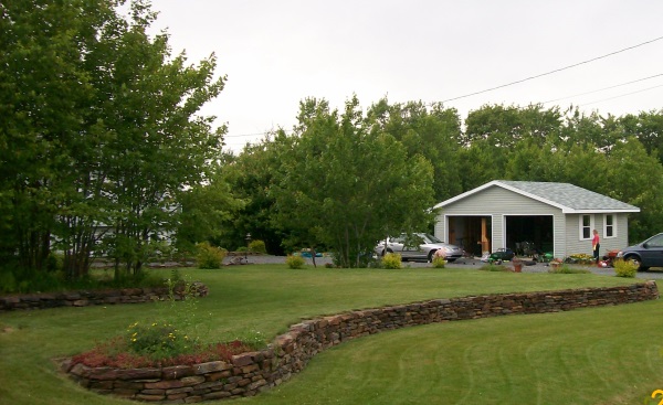 2 long ironstone walls create different levels in this front yard.